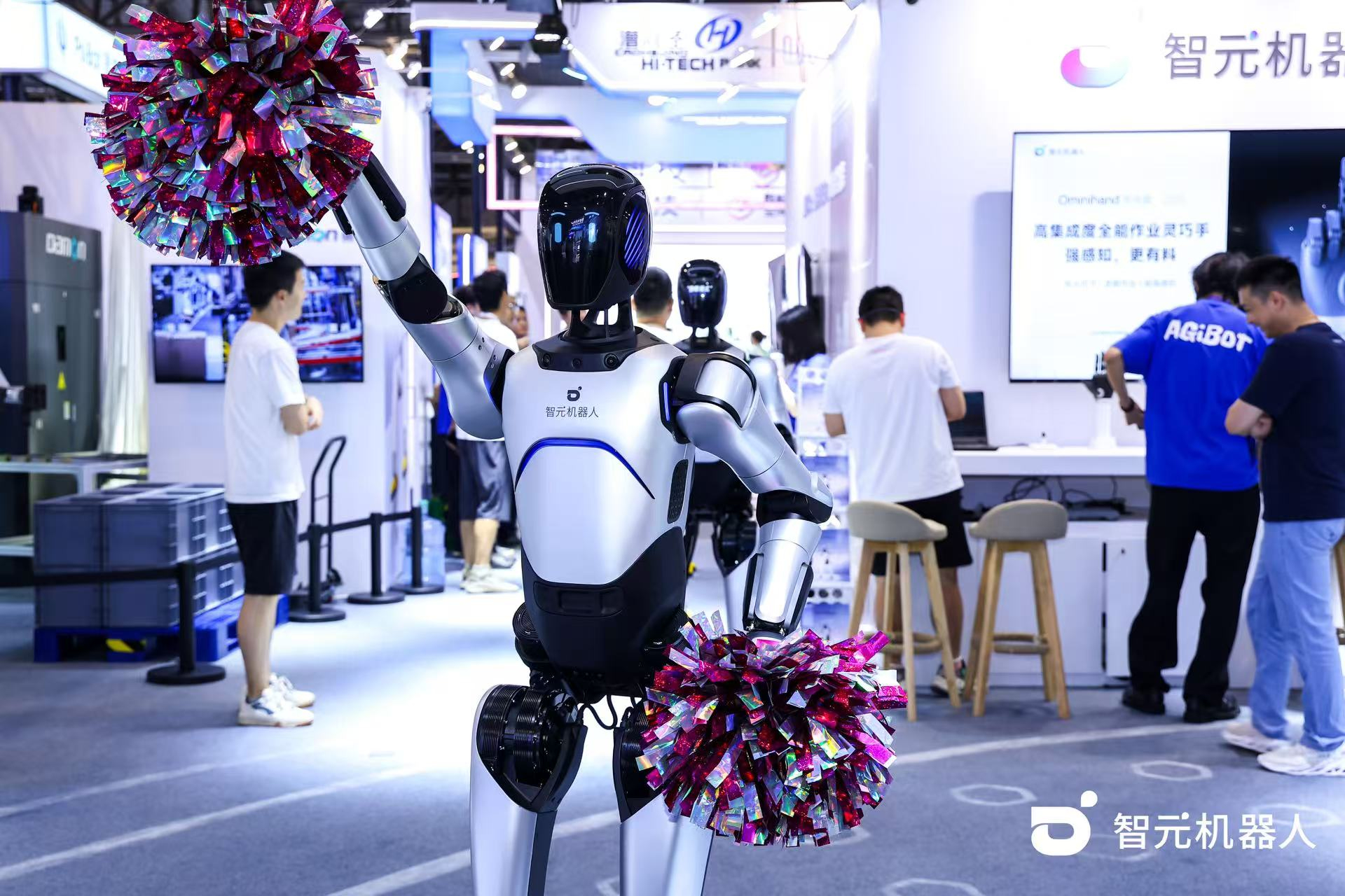 1xbet机器人 WAIC 首日展台火爆，机器人家族集体打工忙不停